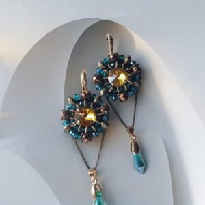 auskai su kristalais zalsvi