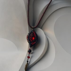 Odinis kaklo pakabukas su stiklo kristalu