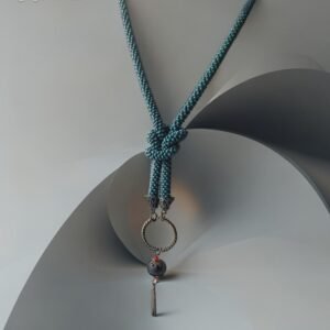 Kaklo pakabukas žguto pynė