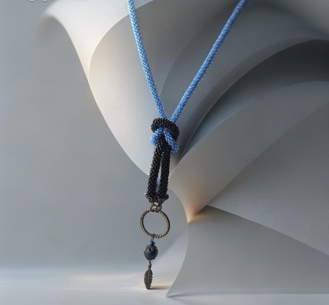 Kaklo pakabukas žguto pynė