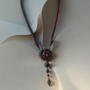 Kaklo papuošalas su stiklo kristalais