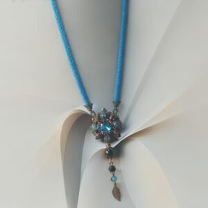 Kaklo papuošalas su stiklo kristalais