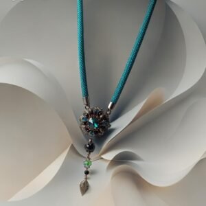 Kaklo papuošalas su stiklo kristalais