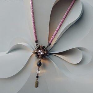 Kaklo papuošalas su stiklo kristalais