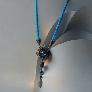 Kaklo papuošalas su stiklo kristalais