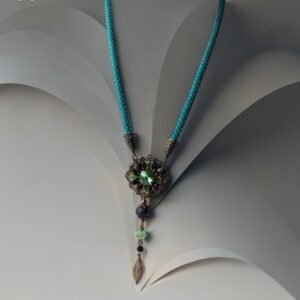 Kaklo papuošalas su stiklo kristalais