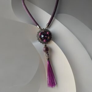 Kaklo papuošalas su stiklo kristalais