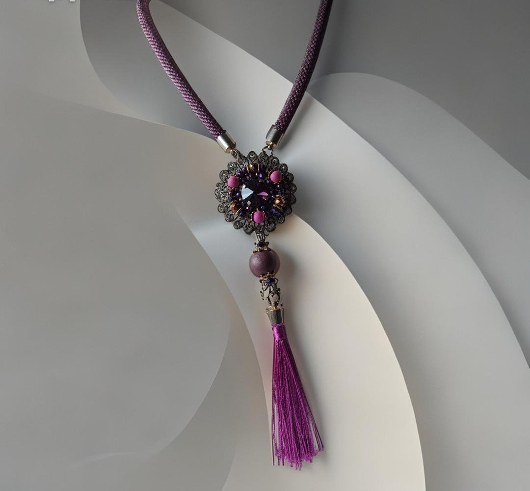 Kaklo papuošalas su stiklo kristalais