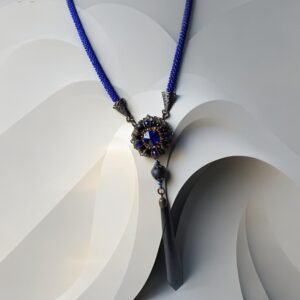 Kaklo papuošalas su stiklo kristalais