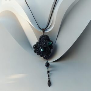 Sutažinis kaklo papuošalas