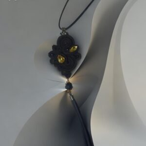 Sutažinis kaklo papuošalas