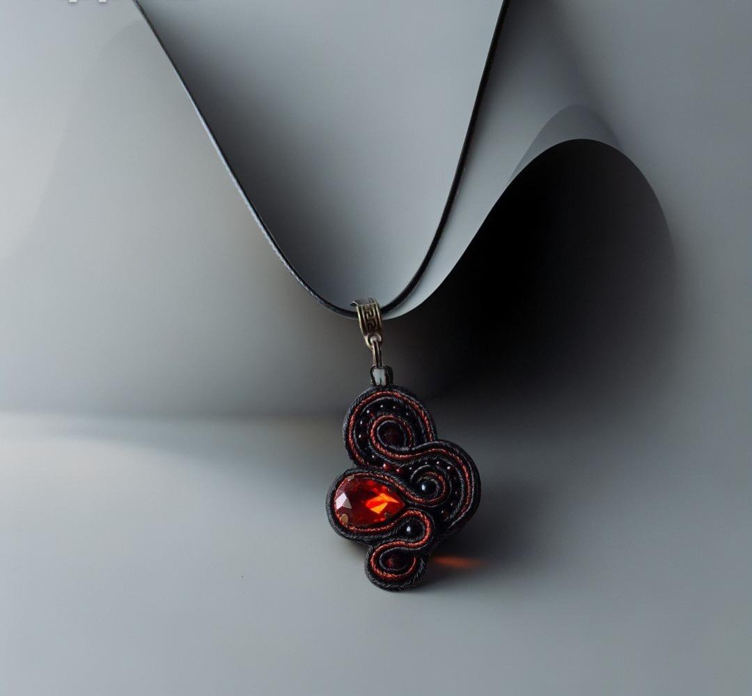 Trumpas sutažinis kaklo pakabukas