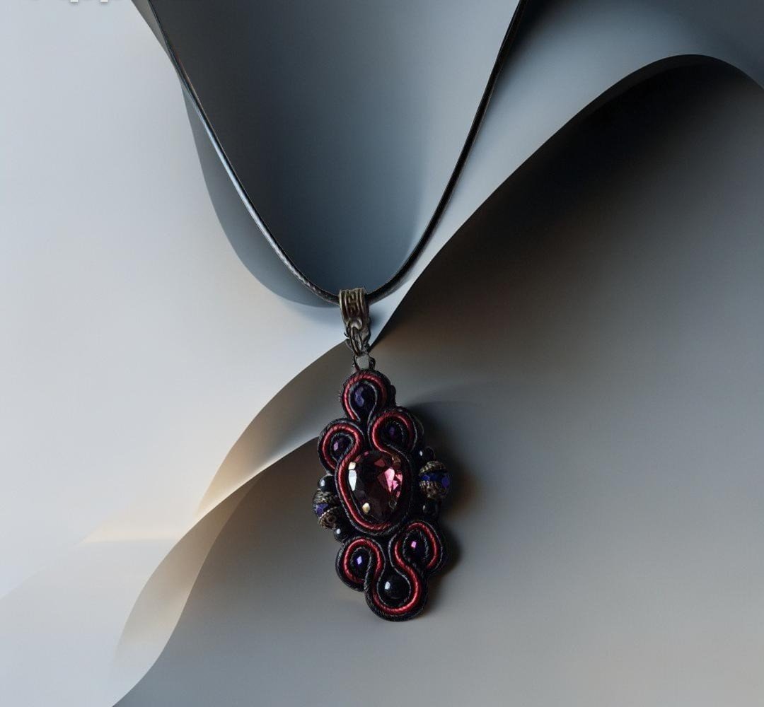 Trumpas sutažinis kaklo pakabukas