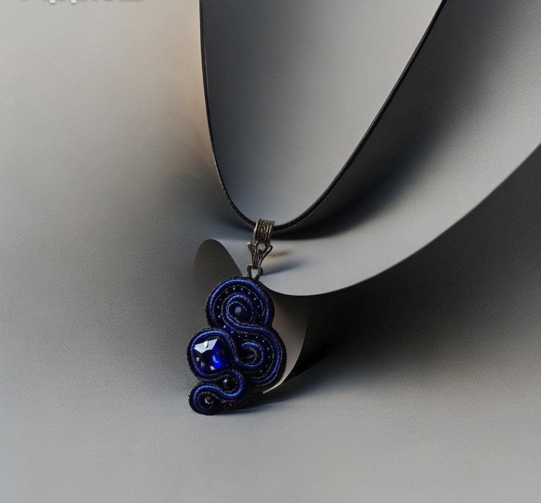 Trumpas sutažinis kaklo pakabukas