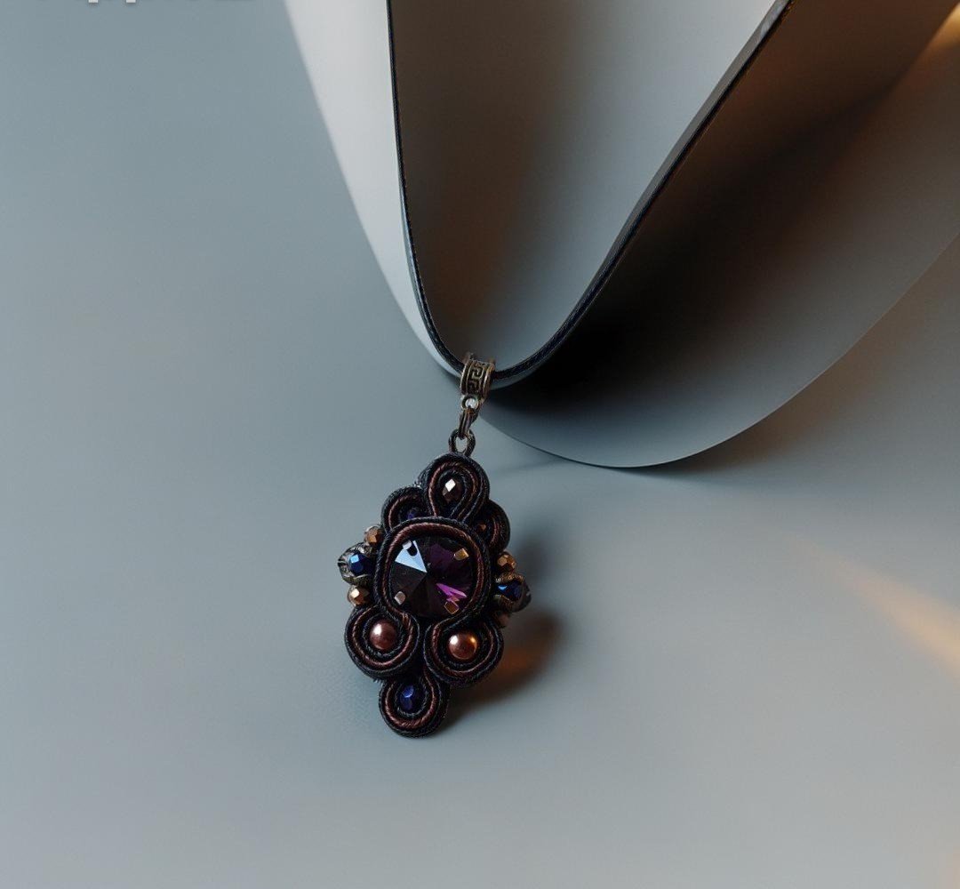 trumpas sutazo pakabukas