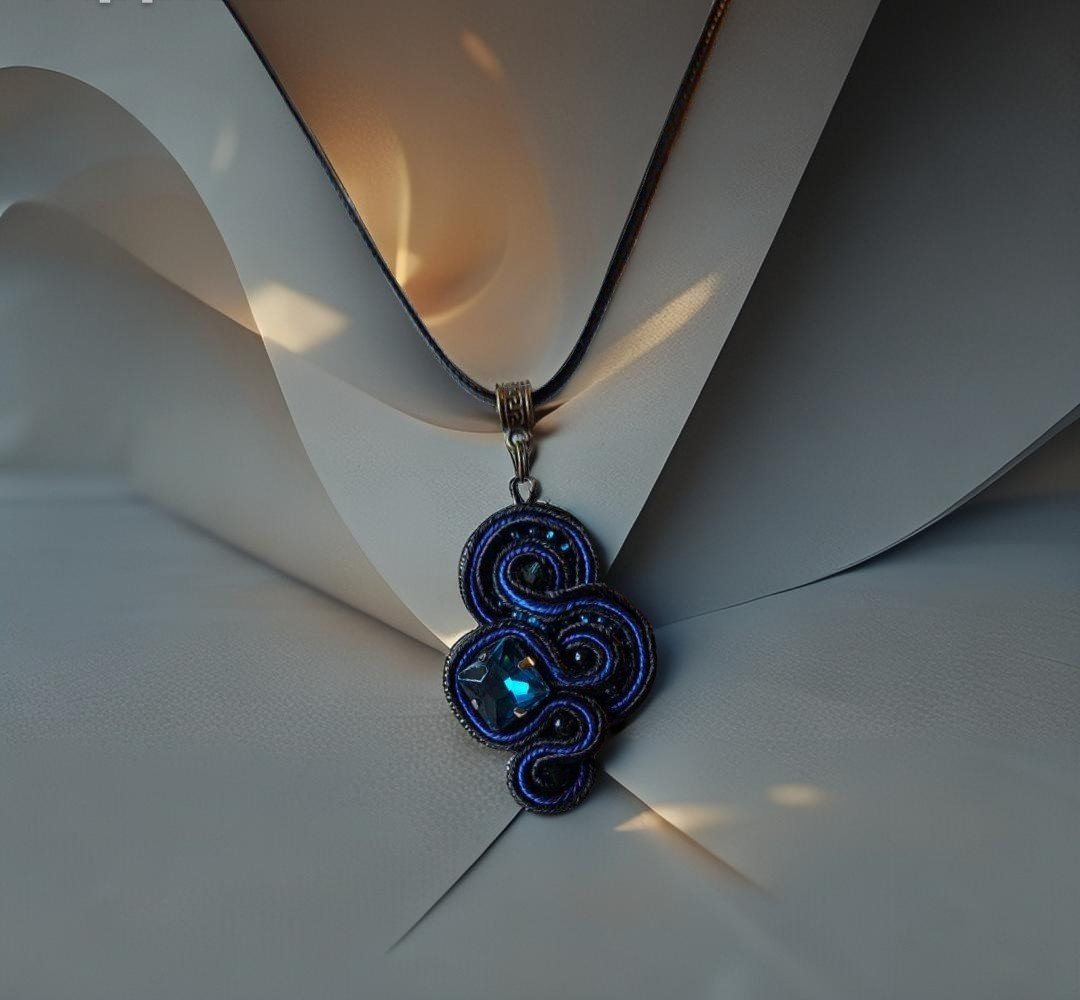 Trumpas sutažinis kaklo pakabukas