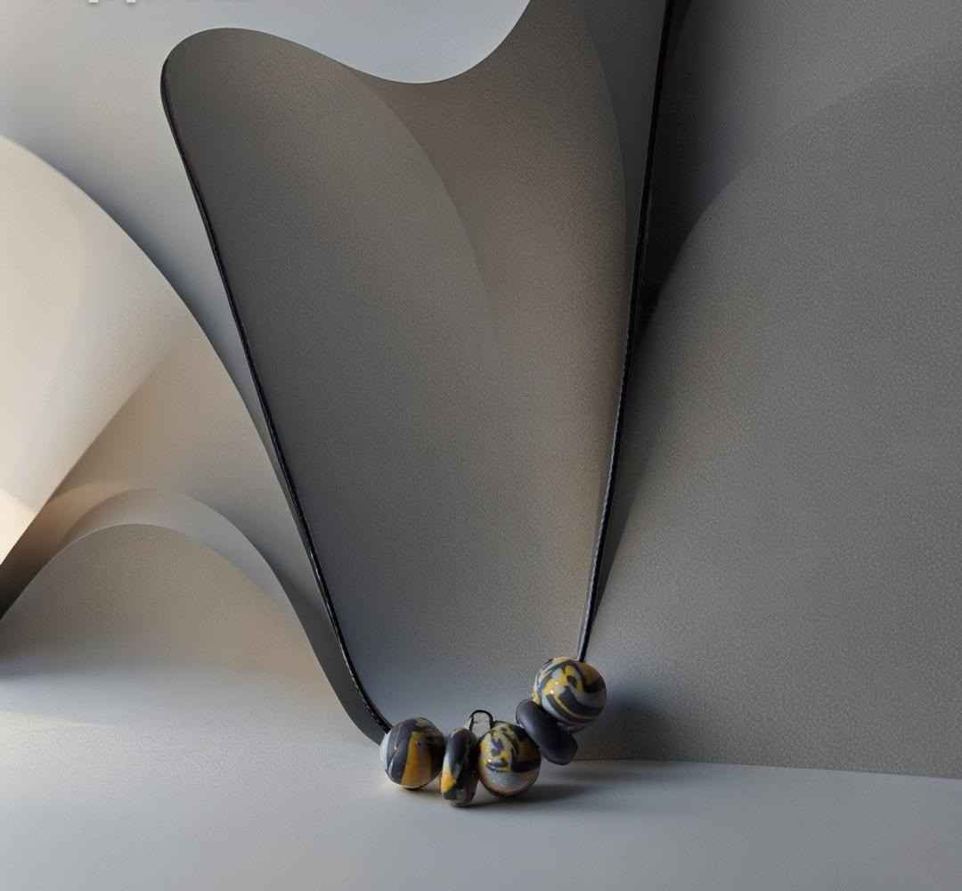 molis karoliai geltonas