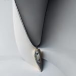 molis pakabukas iltis baltas