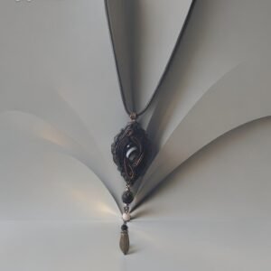 Odinis kaklo pakabukas su stiklo kristalu