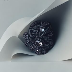 Sutažinės sagės su stiklo kristalais